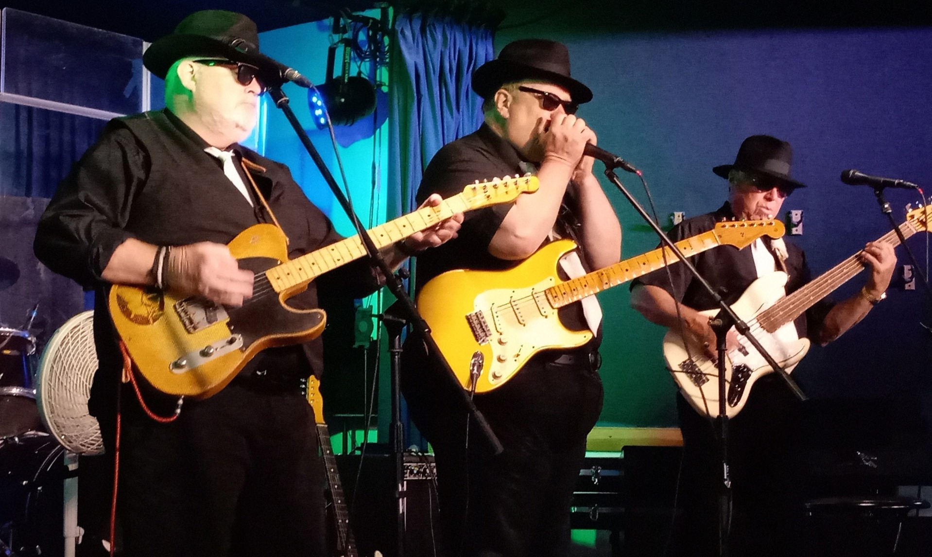 A group of men playing guitars

AI-generated content may be incorrect.